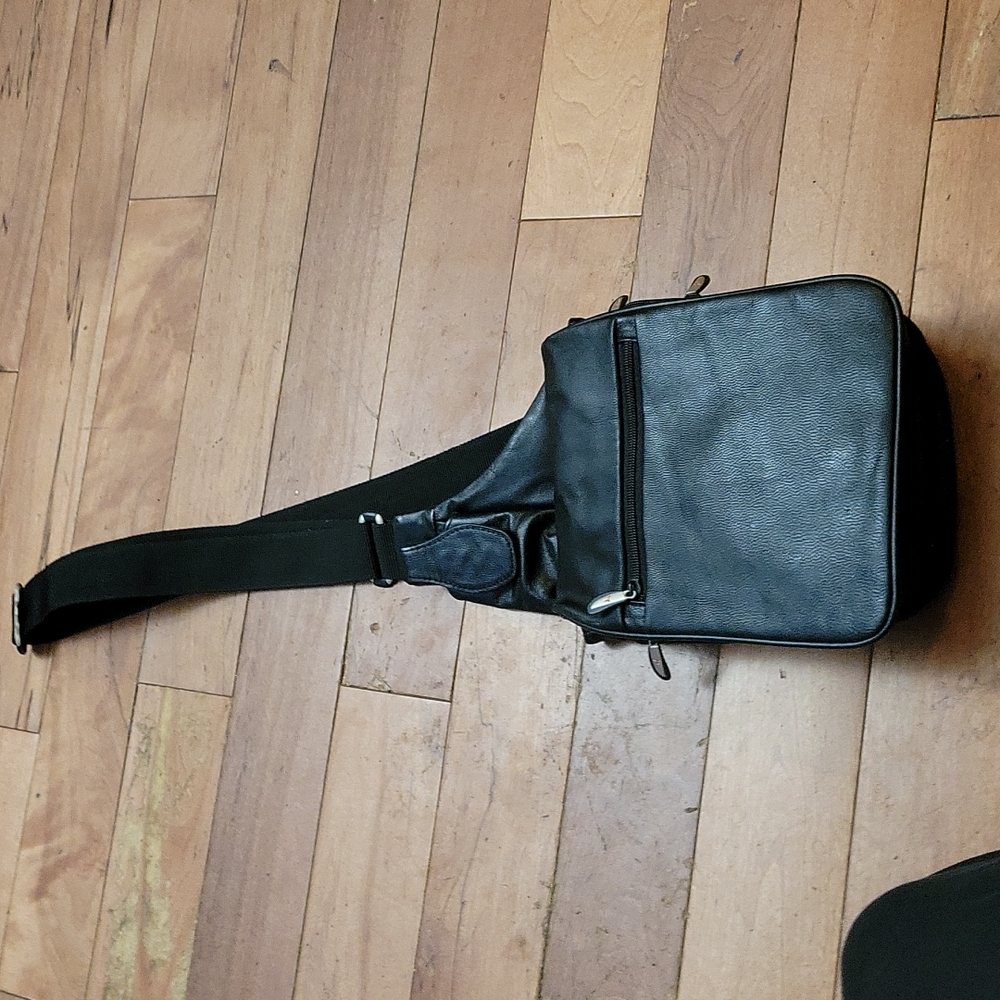 Leather travel bag